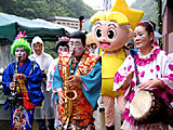 チンドン屋　温泉街に花を添えます！