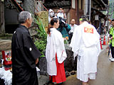 お湯取りの儀　巫女がお湯を柄杓に取り