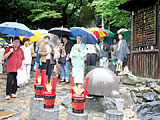 お湯取りの儀　温泉元へ