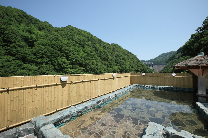 Half outdoor bath